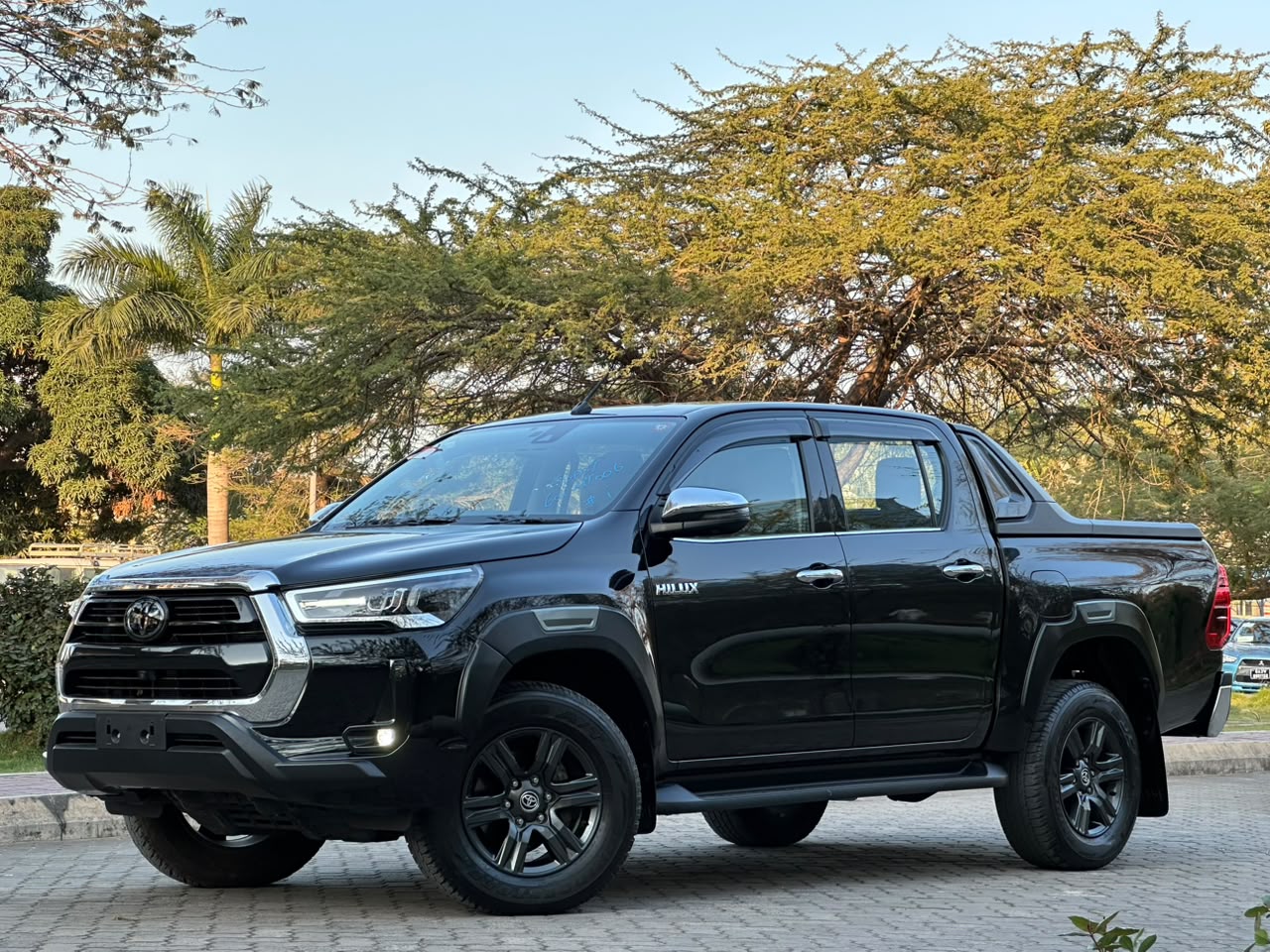 TOYOTA HILUX DOUBLE CABIN thumbnail 2